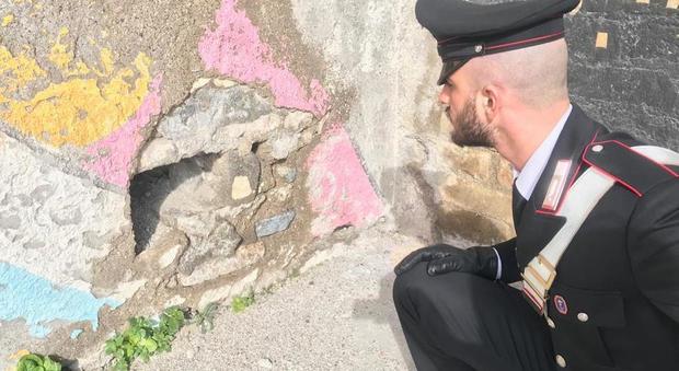 Blitz dei carabinieri a Ercolano, scoperta marijuana nascosta nel muro