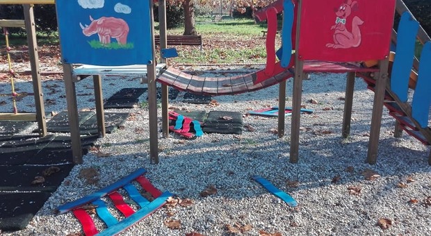 Latina Scalo, vandali al Parco Faustinella: distrutti i giochi dei bambini