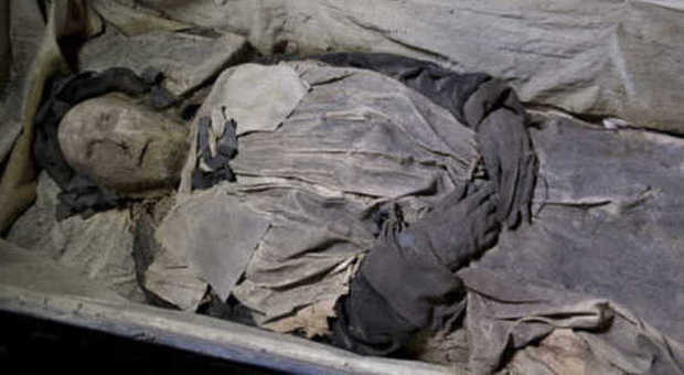 Feto sepolto ai piedi della mummia del vescovo: il mistero alla cattedrale di Lund