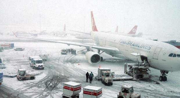 Turchia, 500 italiani bloccati negli aeroporti di Istanbul paralizzata da una nevicata iniziata tre giorni fa