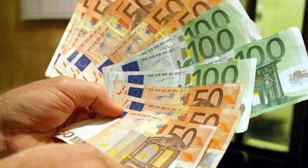Trova una busta con migliaia di euro: 18enne la consegna ai vigili