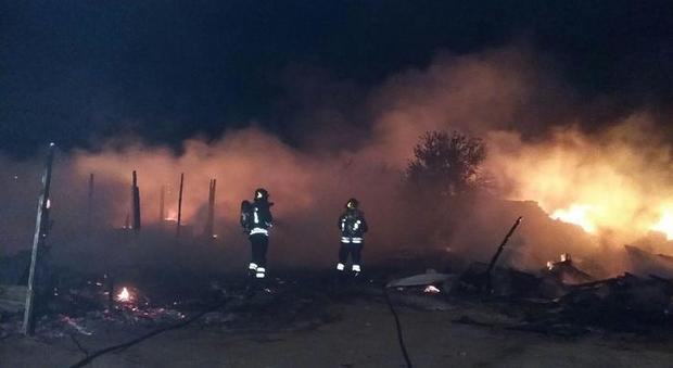 Bari, incendio al campo rom: distrutte quattro baracche
