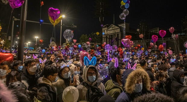 Capodanno a Wuhan, migliaia in piazza a un anno dal primo focolaio di Covid