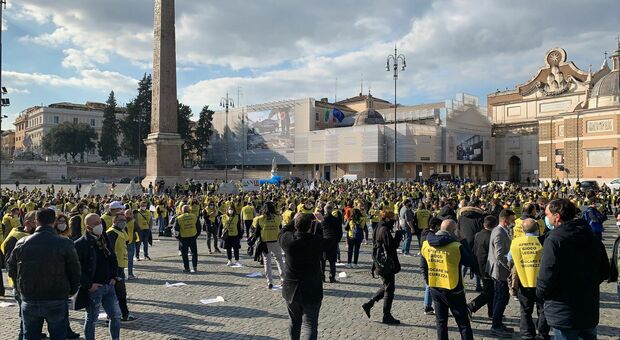 Gioco legale, imprenditori in piazza a Roma e Milano: «Fateci riaprire, almeno in zona gialla»