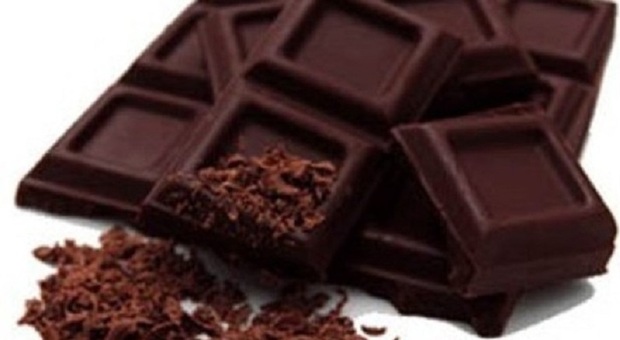 Mangia una tavoletta di cioccolato ed accusa un fort malessere: in ospedale la scoperta