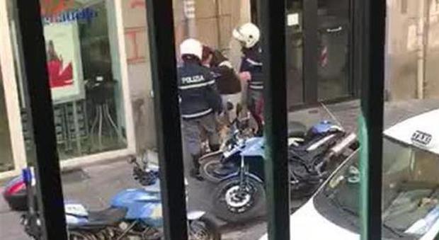 Napoli, il video choc del fattorino picchiato dai poliziotti: «Ingiustificabile»