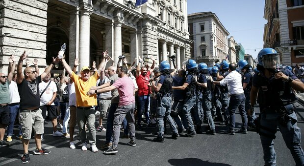 Tassisti, proteste e caos. Ma Draghi non cede