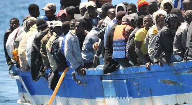 Strage di immigrati: 29 morti per il freddo, soccorso barcone con 105 a bordo