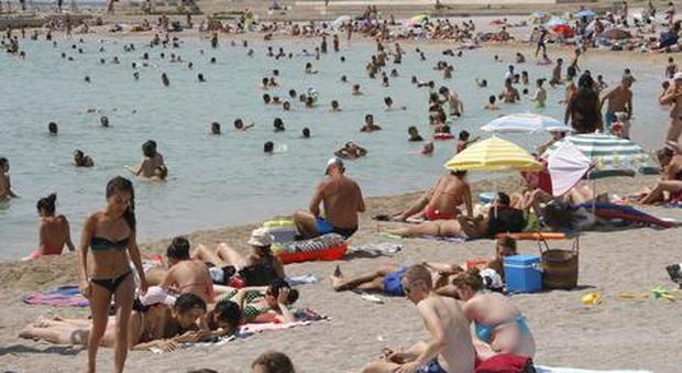 Francia, caso burkini: in spiaggia scattano le prime multe