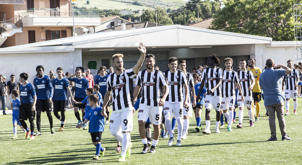 I giocatori di Ascoli e Sangiorgese prima dell'amichevole a Porto San Giorgio