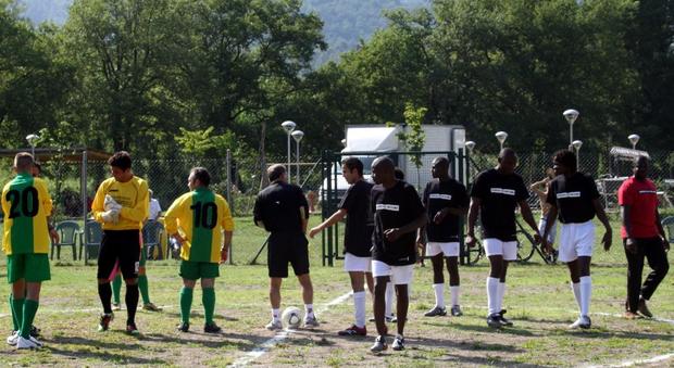 Una partita a calcio con i rifugiati