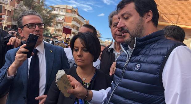 Salvini a Ostia tra le case popolari, i cittadini gli regalano un calcinaccio. Lui risponde: «Questo lo porto stasera in tv»