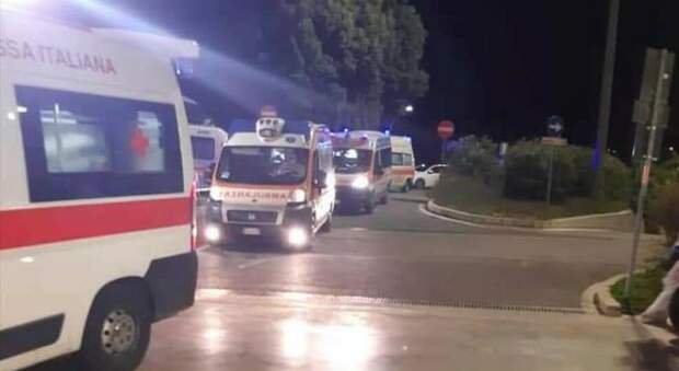 Covid, ambulanze in fila verso l'ospedale. La Croce Rossa: «Non è Bergamo ma Terni, non fate cavolate»