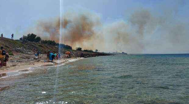 Pomeriggio di fiamme e paura sul litorale: bagnanti in fuga
