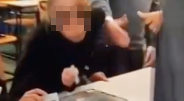 Napoli, scontro sul video della finta sniffata di cocaina al liceo Umberto: «La prof non era in classe»