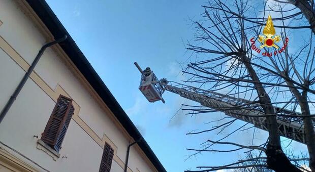Copertura di un edificio scoperchiata dal forte vento: allarme a Fabriano