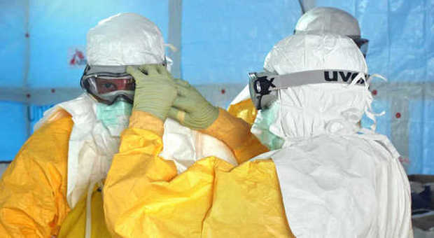 Parigi, rubate dieci tute protettive anti-Ebola, allarme attentati batteriologici