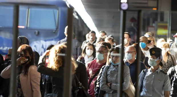 I pendolari della Roma-Viterbo ammassati sulle pensiline nonostante le regole sul distanziamento