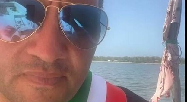 «Laguna troppo inquinata» e il sindaco si incatena sul lago di Varano