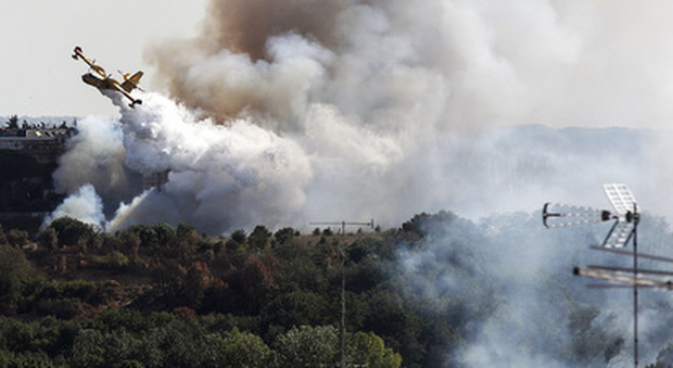 Tre incendi in atto, chiusa Roma-Fiumicino fiamme tra Pineto e la collina di Monte Mario