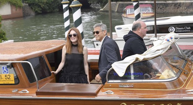 George Clooney, ritorno a Venezia con Amal e i gemellini: l'arrivo col torpedone Vip