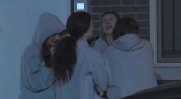 Due ragazze di 19 anni precipitano dal tetto: volevano scattarsi un selfie durante una festa
