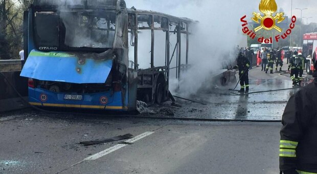 Villa Literno, tre bus a fuoco in 10 giorni: autisti e passeggeri salvi in extremis