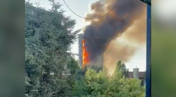 Ancora da verificare le cause dell'incendio avvenuto a 'Torre dei Morò' in via Antonini, a Milano. Tra le ipotesi un cortocircuito