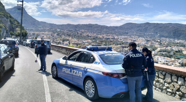 Posto di blocco della polizia lungo la statale Sorrentina