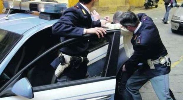 Bandito campano bloccato dall'ispettore di polizia durante la rapina in banca