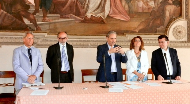 Fabio Mantovani, primo da destra, è candidato sindaco di FI e Lega