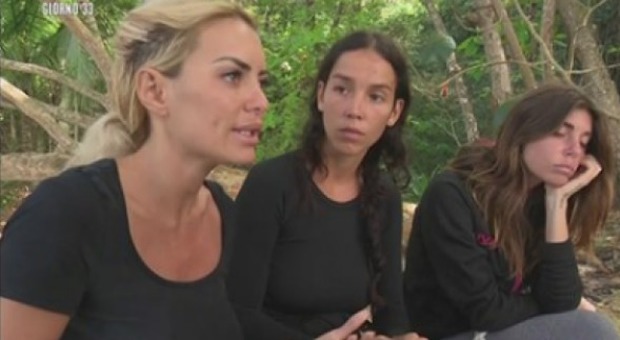 Elena Morali litiga con Bianca Atzei e si sente male: paura all'Isola, medici in allerta