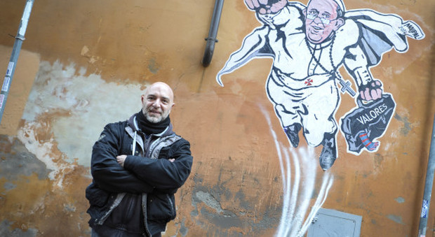 Papa Francesco come Superman il murales dipinto a Roma a Borgo Pio
