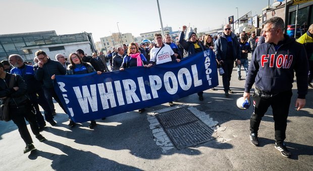 Vertenza Whirlpool a Napoli, diretta su Fb con DeMa, De Luca e Sepe: un anno di lotta e di speranza