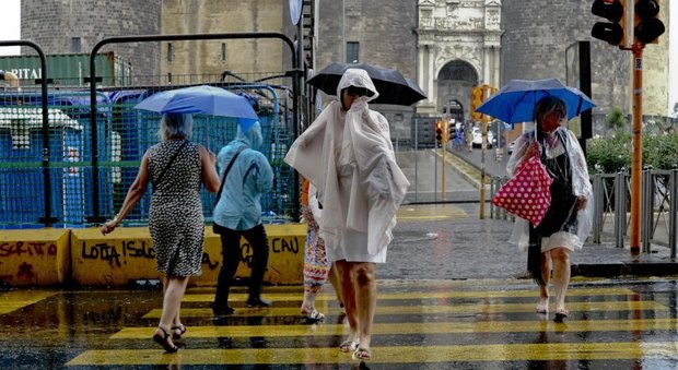 Piove su Napoli dopo mesi di siccità: «Rischio idrogeologico dopo gli incendi dell'estate»