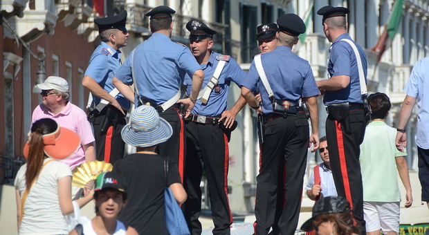 Venditore di borse "false" reagisce ai controlli e aggredisce i carabinieri