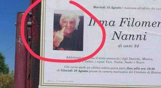 Nonna Irma, sul manifesto funebre la foto col dito medio. La famiglia: «È quella che la rappresenta meglio»