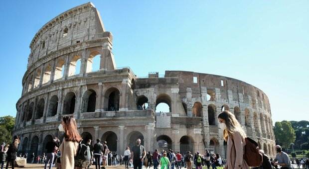 Roma, turista 14enne incide l'iniziale del suo nome sul Colosseo: denunciata