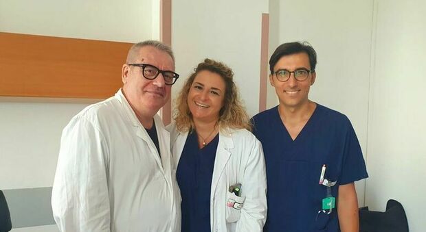 Francesco Bartolomucci, direttore della U.O.C. di cardiologia, insieme a Claudio Larosa e Sabrina Barchetta, componenti dell'equipe che ha affrontato l'operazione.