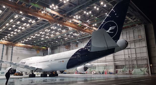 Lufthansa esce all'alba con la nuova livrea: addio giallo, ora gli aerei sono bianco-blu