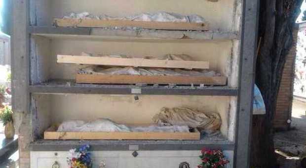 Orrore al cimitero di Napoli: loculi scoperchiati e cadaveri in vista