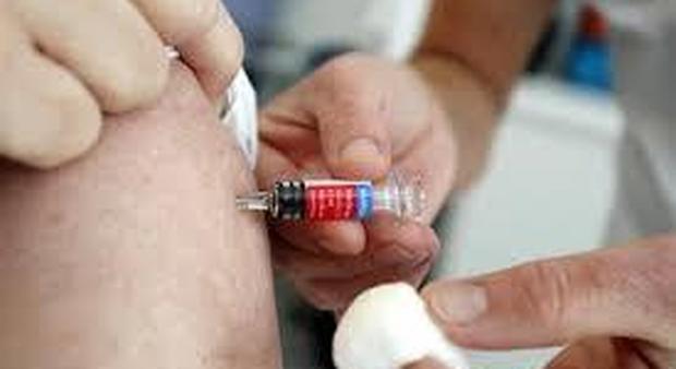Allerta vaccini: per il viceministro Sileri «niente pericoli di contaminazione da lattice»