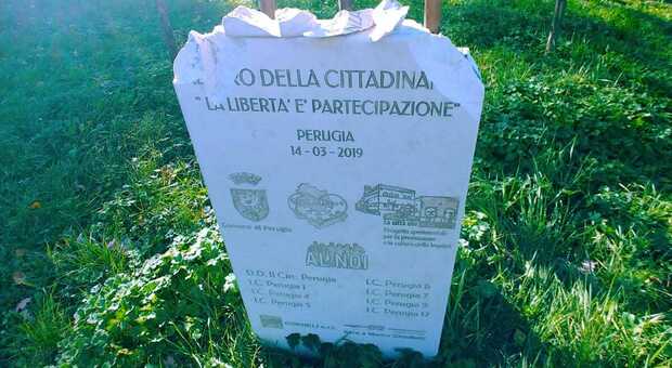 La stele della legalità presa a martellate a Perugia