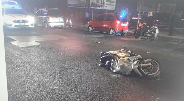 Napoli, in scooter senza casco finisce contro un'auto: è grave