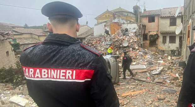 Crolla palazzina in provincia di Roma, l'esplosione forse per una fuga di gas: «Famiglia di 3 persone estratta viva dalle macerie»