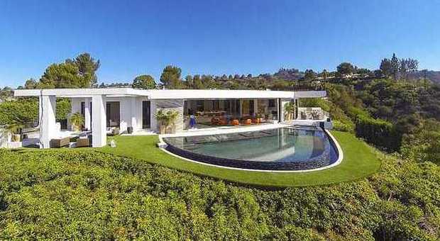 La villa dei sogni a Beverly Hills? Costa 70 milioni. "Ha 15 bagni, le cascate e la stanza di caramelle"
