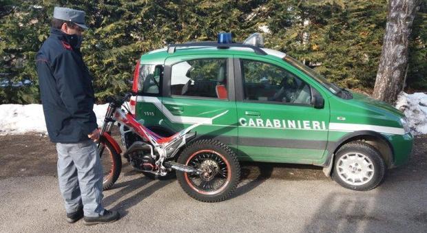 La moto sequestrata dai carabinieri forestali