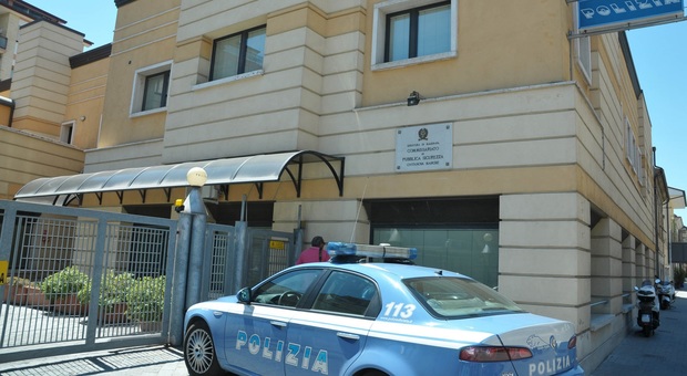 Civitanova, ubriaca di prima mattina aggredisce i clienti del bar e i poliziotti