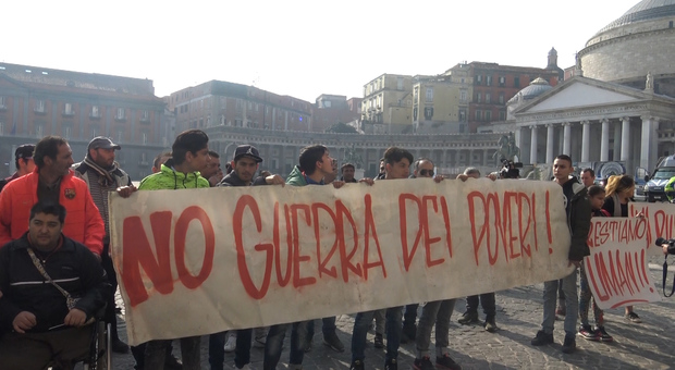 «Mai più sgomberi»: la comunità rom in piazza per chiedere un tavolo in Prefettura