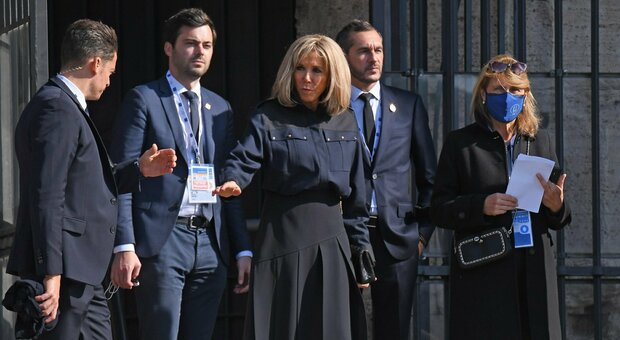 «Brigitte Macron è nata uomo», la first lady francese infuriata contro le fake-news: sporgerà denuncia